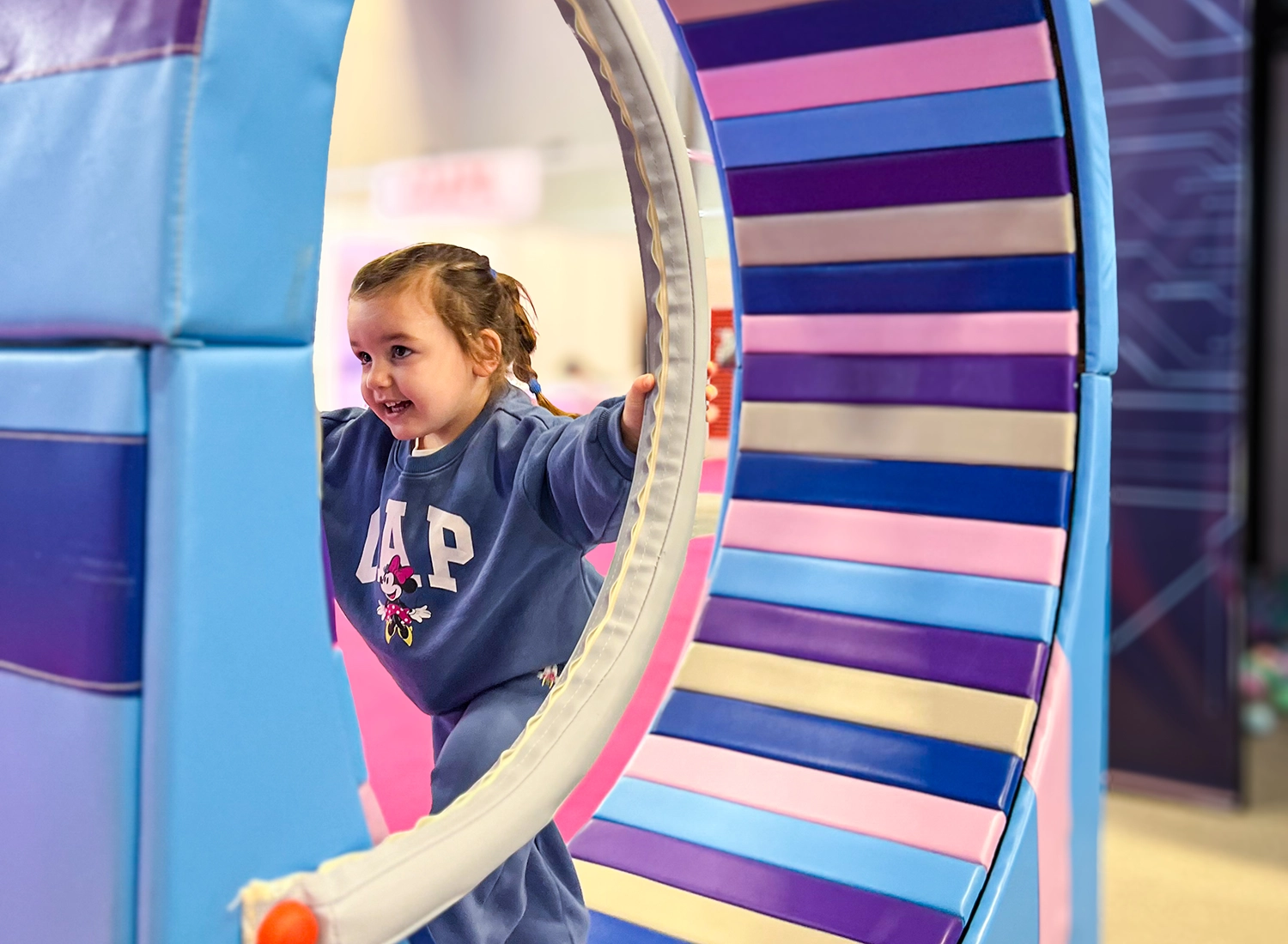 softplay çocuk oyun parkında yuvarlak koşu oyuncağı